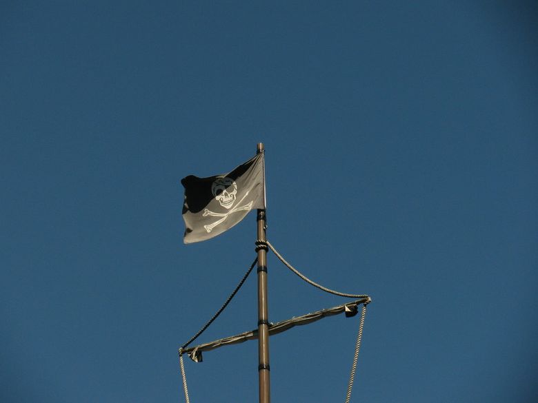 Piratflagga blå himmel