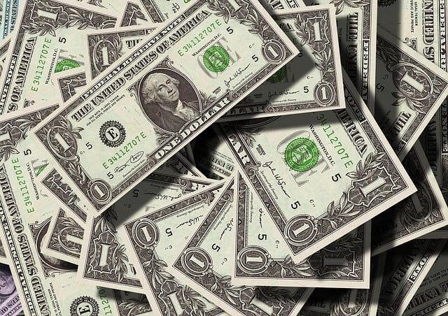 en hög med amerikanska dollar