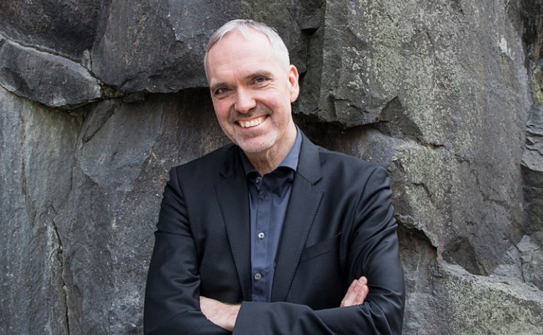 Jon Karlung står vid en vätt och ler